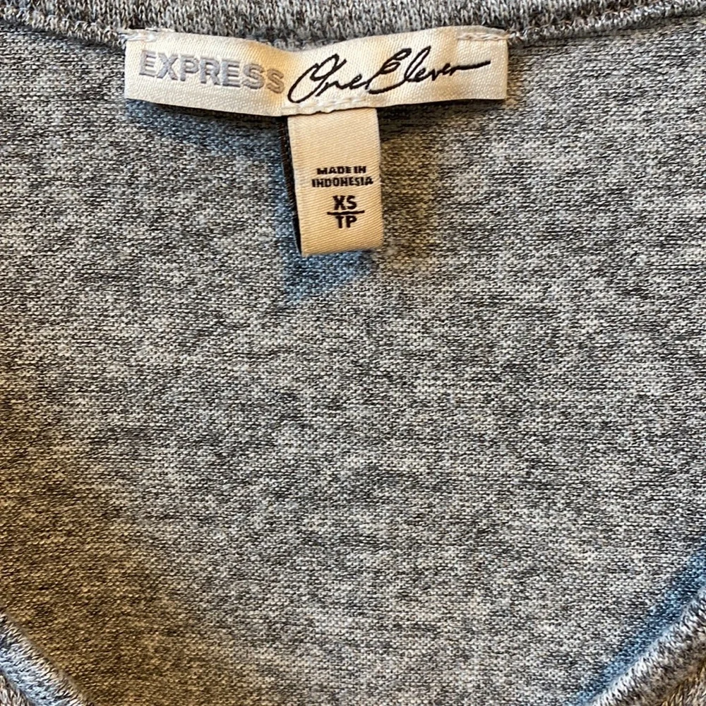 🖤Express light weight gray hi-low shirt size xsmall - Picture 3 of 4